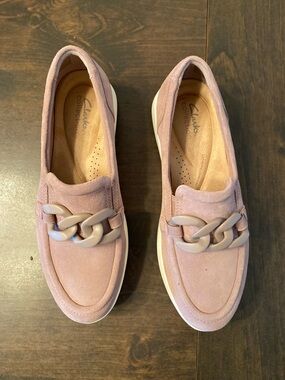 Clarks Mauve Suede Slip-On Loafers Zylah May with Chunky Chain Detail new in box